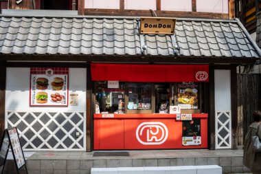 Tokyo, Japonya, 28 Ekim 2023: Tokyo 'da fast food restoranı cephesi