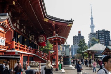 Tokyo, Japonya, 28 Ekim 2023: Arka planda Tokyo Skytree olan bir tapınağı ziyaret edenler