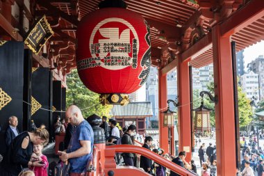 Tokyo, Japonya, 28 Ekim 2023: Kaminarimon Kapısı 'nda Dev Kırmızı Fener, Senso-ji