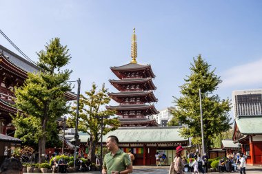 Tokyo, Japonya, 28 Ekim 2023: Beş katlı Pagoda ve Senso-ji Tapınağı 'nın Hareketli Arazileri