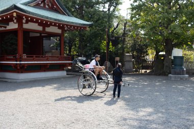 Tokyo, Japonya, 28 Ekim 2023: Rickshaw Sürücüsü Senso-ji Tapınağında Turistle Konuşuyor