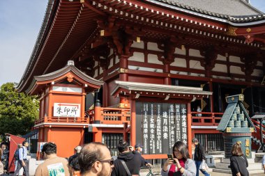 Tokyo, Japonya, 28 Ekim 2023: Geleneksel Şinto Tapınağı Girişinde Turistler