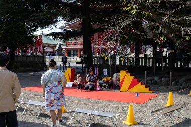 Tokyo, Japonya, 28 Ekim 2023: Senso-ji Tapınağı Arazilerinde Performans İzleyen Turistler
