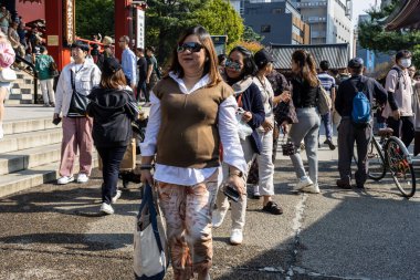 Tokyo, Japonya, 28 Ekim 2023: Senso-ji Tapınağı yakınlarında yürüyen turistler