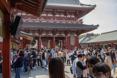 Tokyo, Japonya, 28 Ekim 2023: Bir Shinto tapınağının girişinde büyük bir kalabalık toplandı.