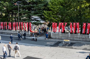 Tokyo, Japonya, 28 Ekim 2023: Sancaklı bir tapınağa giren ziyaretçilerin hava görüntüsü