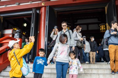 Tokyo, Japonya, 28 Ekim 2023: Çocuklu bir aile türbeyi ziyaret ediyor