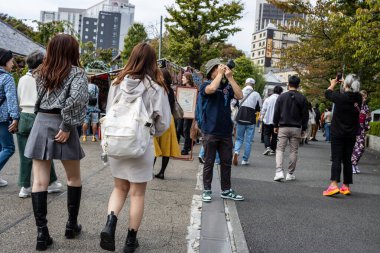 Tokyo, Japonya, 28 Ekim 2023: Şehir caddesinde yürüyen çeşitli kalabalık
