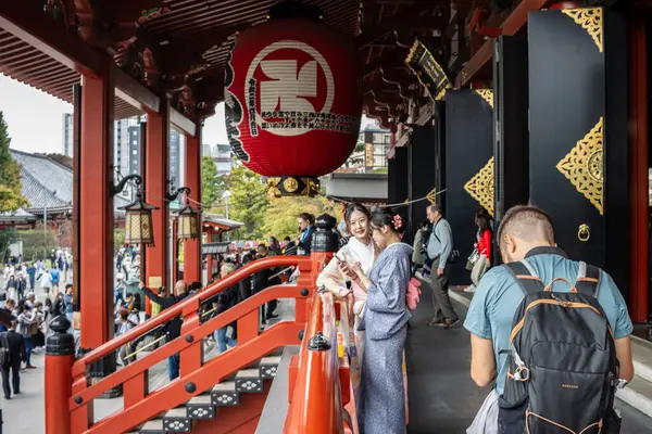 Tokyo, Japonya, 28 Ekim 2023: Dev fenerle tapınakta selfie çeken turistler