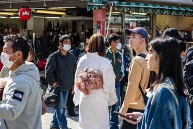 Tokyo, Japonya, 28 Ekim 2023: Yoğun bir günde Asakusa 'da yerel halk ve turistlerle dolu kalabalık bir cadde