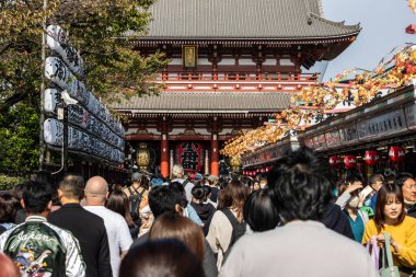 Tokyo, Japonya, 28 Ekim 2023: Asakusa 'daki canlı Nakamise Alışveriş Caddesi' nde ziyaretçi kalabalığı