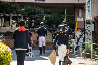 Tokyo, Japonya, 28 Ekim 2023: Tokyo 'daki bir maça giden genç beyzbol oyuncuları grubu