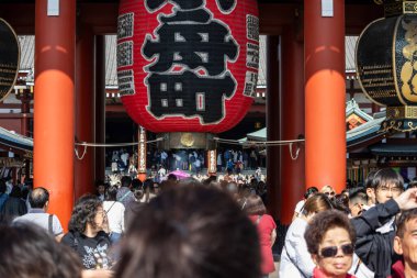 Tokyo, Japonya, 28 Ekim 2023: Kaminarimon Kapısı, Senso-ji Tapınağı 'nda ikonik dev kırmızı fener