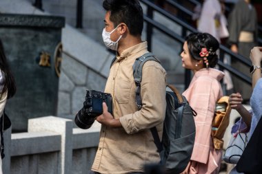 Tokyo, Japonya, 28 Ekim 2023: Fotoğrafçı Senso-ji Tapınağı yakınlarındaki hareketli atmosferi yakalıyor