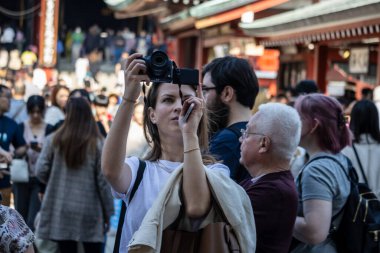 Tokyo, Japonya, 28 Ekim 2023: Asakusa 'nın canlı atmosferini kamerayla çeken turist