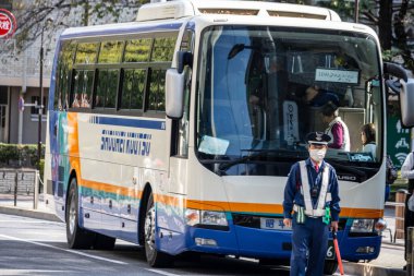 Tokyo, Japonya, 28 Ekim 2023: Tokyo 'da yolcu bekleyen turist otobüsü