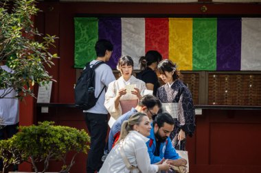 Tokyo, Japonya, 28 Ekim 2023: Senso-ji Tapınağı 'ndaki bir kültürel etkinliğe katılan turistler ve yerel halk