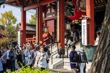 Tokyo, Japonya, 28 Ekim 2023: Senso-ji Tapınağı 'nın canlı girişinde yükselen ziyaretçiler