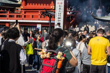 Tokyo, Japonya, 28 Ekim 2023: Senso-ji Tapınağı 'nı gezen sırt çantalı ziyaretçiler