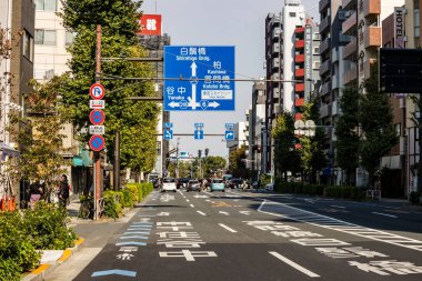 Tokyo, Japonya, 28 Ekim 2023: Tokyo 'nun boş sokakları görünür yol işaretleri ve mavi gökyüzü