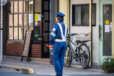 Tokyo, Japonya, 28 Ekim 2023: Bir binanın girişinde duran güvenlik görevlisi