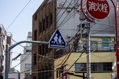 Tokyo, Japonya, 28 Ekim 2023: Yayalar ve elektrik kabloları ile dolu şehir sahnesi