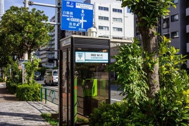 Tokyo, Japonya, 28 Ekim 2023: Tokyo kentsel bölgesinde ücretsiz Wi-Fi hizmeti veren otobüs durağı