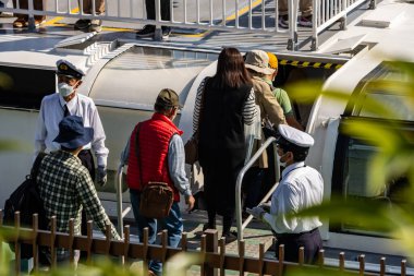 Tokyo, Japonya, 28 Ekim 2023: Sumida Nehri 'nde bir tekne turuna rehberlik eden ekip