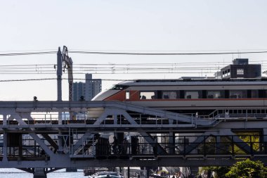 Tokyo, Japonya, 28 Ekim 2023: Tokyo 'dan geçen bir tren rayları