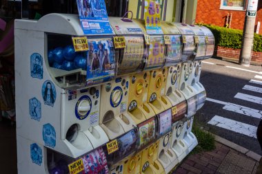 Tokyo, Japonya, 28 Ekim 2023: Tokyo kaldırımına dizilmiş Gachapon otomatları