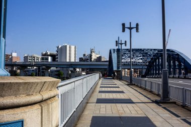 Tokyo, Japonya, 28 Ekim 2023: Tokyo 'da çelik bir köprüye giden yaya yolu