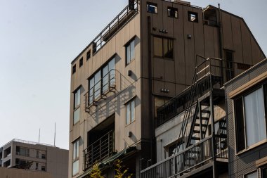 Tokyo, Japonya, 28 Ekim 2023: Tokyo 'da harici merdiveni olan eşsiz mimari bina