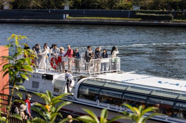 Tokyo, Japonya, 28 Ekim 2023: Turistler Sumida Nehri 'nde tekne turunun keyfini çıkarıyorlar