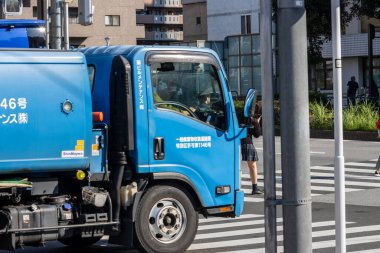 Tokyo, Japonya, 28 Ekim 2023: Şehir caddesinde çöp toplama kamyonu
