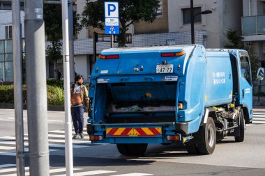 Tokyo, Japonya, 28 Ekim 2023: Şehir caddesinde çöp toplama kamyonu
