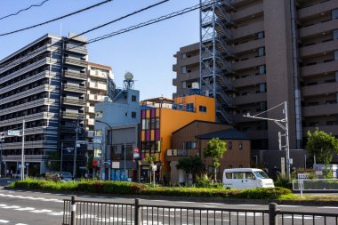 Tokyo, Japonya, 28 Ekim 2023: Şehir caddesi boyunca modern binalar