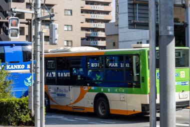 Tokyo, Japonya, 28 Ekim 2023: Tokyo şehir caddesinde halk otobüsü