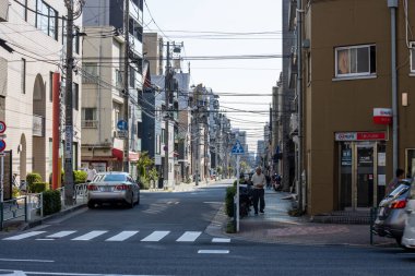 Tokyo, Japonya, 28 Ekim 2023: Daireleri ve dükkanları olan sakin şehir caddesi