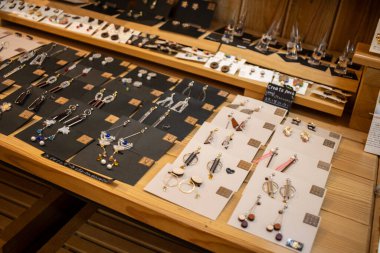 Tokyo, Japonya, 28 Ekim 2023: Bir Butikte Zanaatkar Mücevherat