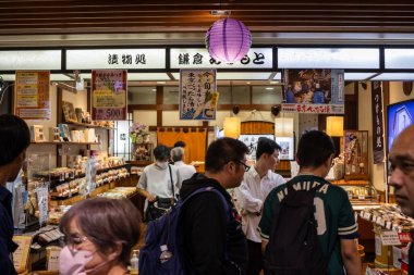 Tokyo, Japonya, 28 Ekim 2023: Geleneksel Japon Gıda Dükkanındaki Müşteriler