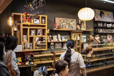 Tokyo, Japonya, 28 Ekim 2023: Geleneksel Japon Aksesuar Mağazasında Alışverişçiler