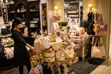 Tokyo, Japonya, 28 Ekim 2023: Çiçek Dekor ile Bir Aksesuar Dükkanında Alışverişçiler