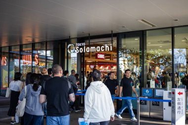 Tokyo, Japonya, 28 Ekim 2023: Tokyo Solamachi Alışveriş Merkezi 'ne giren müşteriler