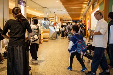 Tokyo, Japonya, 28 Ekim 2023: Tokyo Solamachi Alışveriş Merkezi Salonu 'nda alışveriş yapanlar