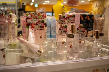 Tokyo, Japonya, 28 Ekim 2023: Skincare Ürünleri Bir Güzellik Dükkanında Görünüyor
