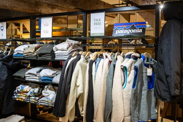 Tokyo, Japonya, 28 Ekim 2023: Tokyo Mağazasında Patagonya Giyim Rafı