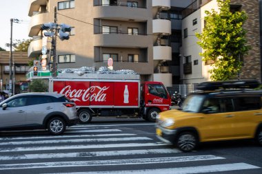 Tokyo, Japonya, 28 Ekim 2023 Coca-Cola Truck yaya geçidinden geçiyor.