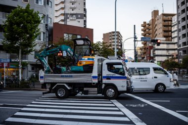 Tokyo, Japonya, 28 Ekim 2023: Tokyo Caddesi 'nde Crane ile inşaat kamyonu