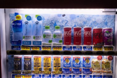 Tokyo, Japonya, 28 Ekim 2023: Aydınlatılmış Ekranlı İçecek Otomatının Detayları