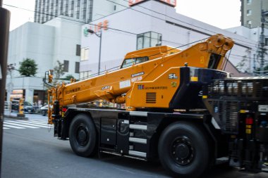Tokyo, Japonya, 28 Ekim 2023: Meşgul Tokyo Caddesi 'ndeki Mobil Turna